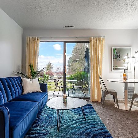 Beautiful Lake View Studio Condo At The Shores Traverse City Buitenkant foto