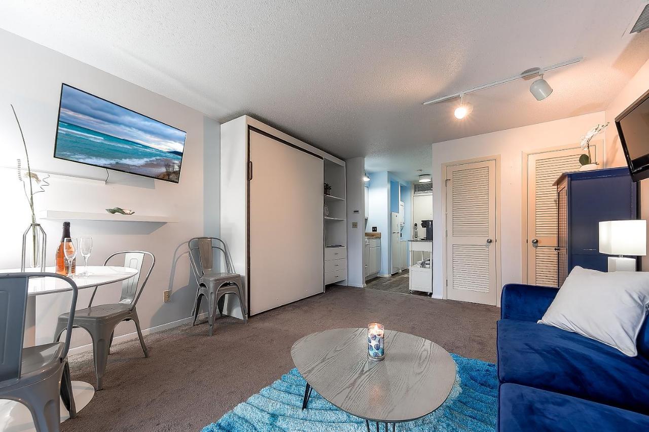 Beautiful Lake View Studio Condo At The Shores Traverse City Buitenkant foto