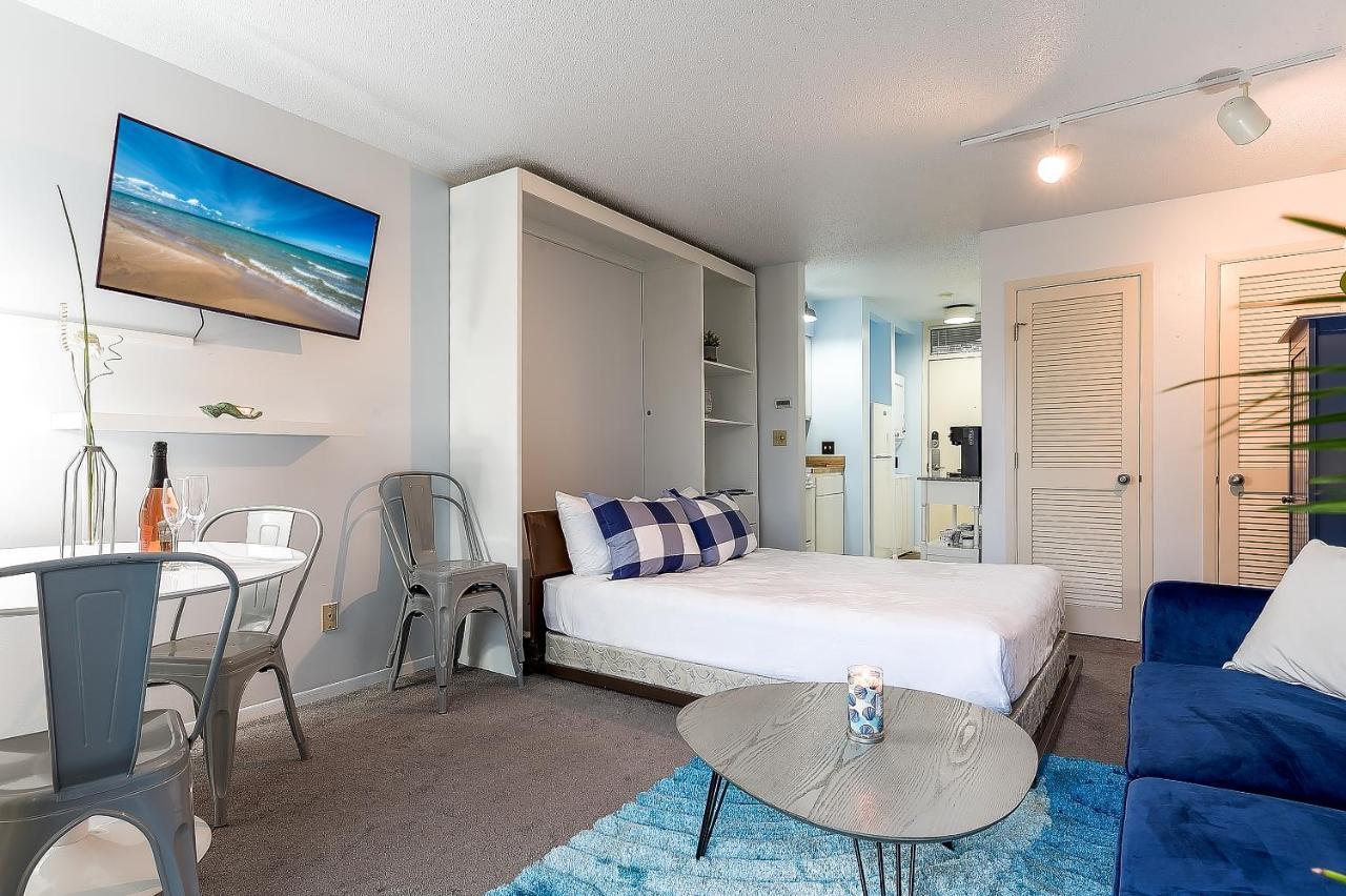 Beautiful Lake View Studio Condo At The Shores Traverse City Buitenkant foto